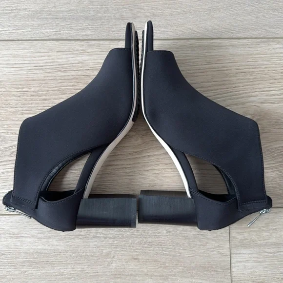 Donald Pliner Panina Black Bootie size 8 - Picture 7 of 9